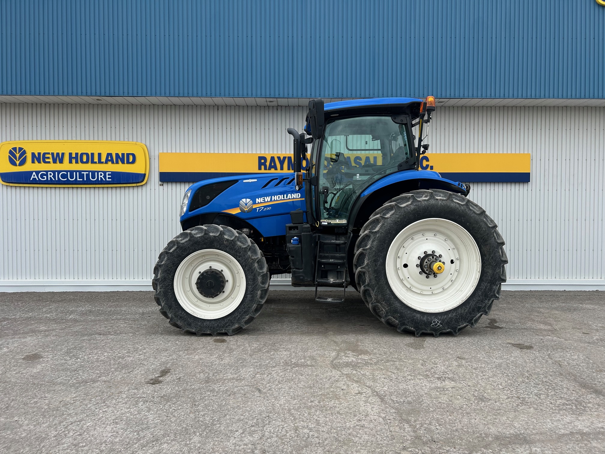NEW HOLLAND T7-230